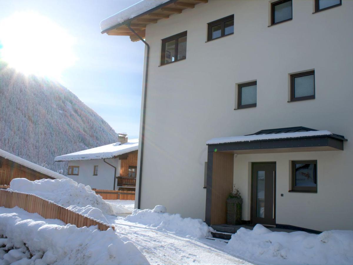 Berg' & Bluamen Appartements Stubai Нойштіфт-ім-Штубайталь Екстер'єр фото