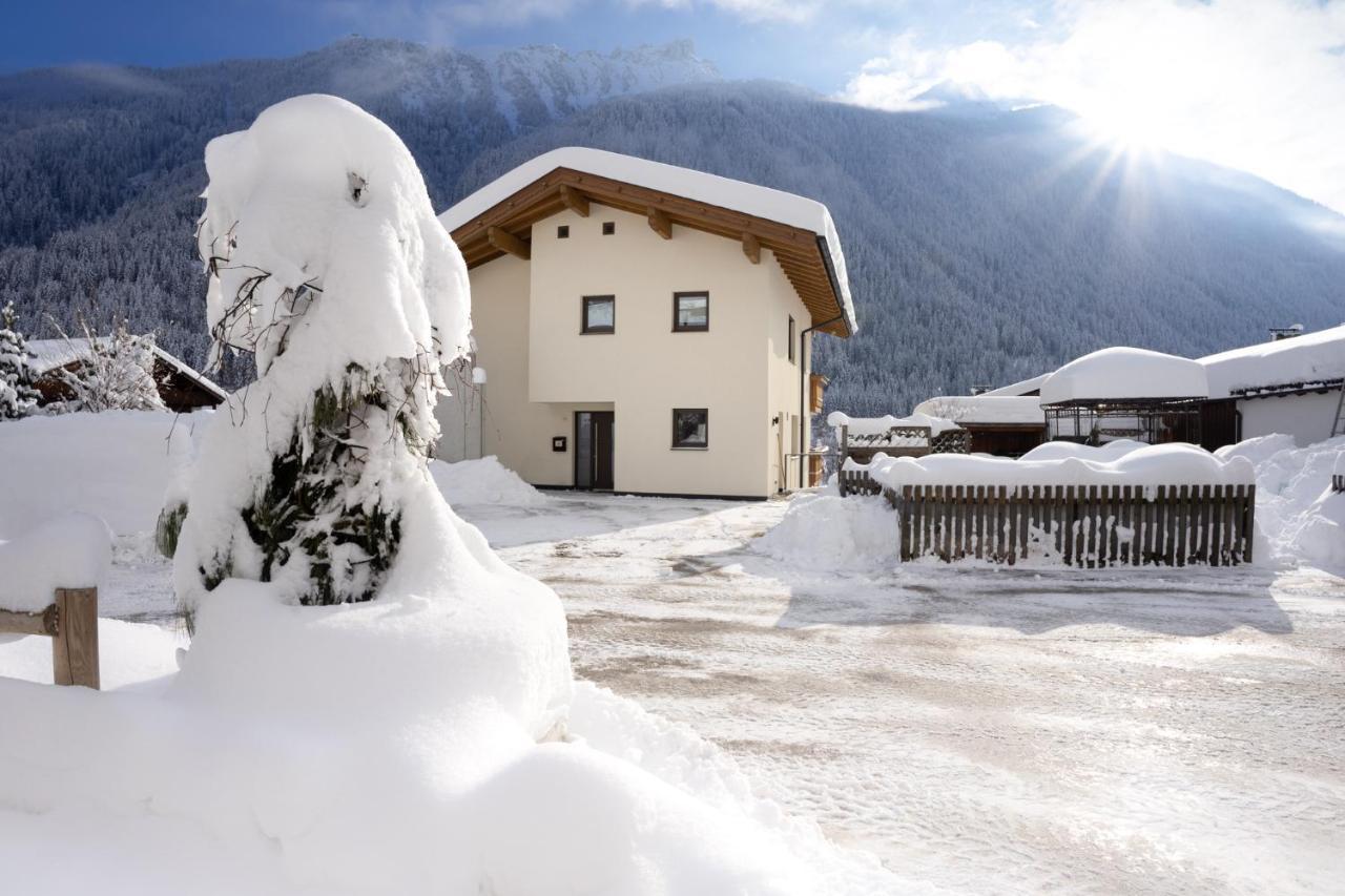 Berg' & Bluamen Appartements Stubai Нойштіфт-ім-Штубайталь Екстер'єр фото