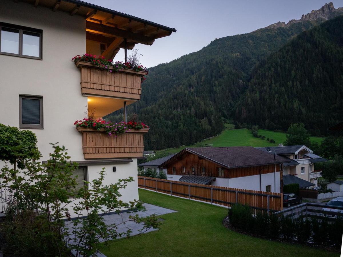 Berg' & Bluamen Appartements Stubai Нойштіфт-ім-Штубайталь Екстер'єр фото