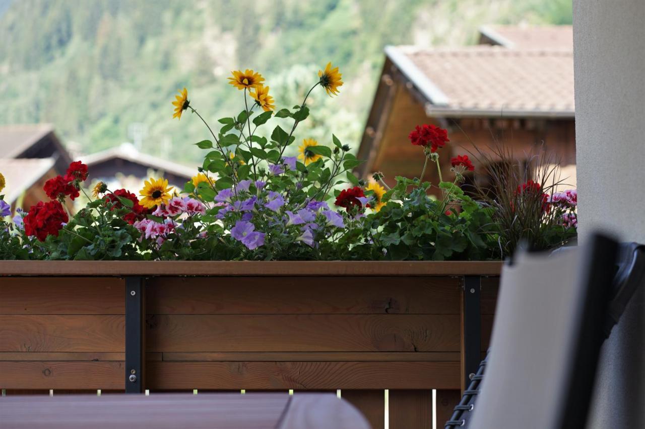 Berg' & Bluamen Appartements Stubai Нойштіфт-ім-Штубайталь Екстер'єр фото